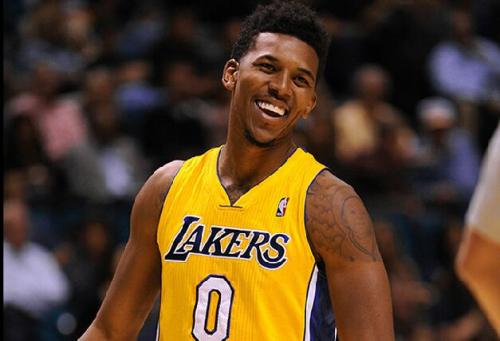 河南球迷心态反思，俱乐部称大热必死引警示（河南球迷自省：俱乐部“热门必倒”论敲响警钟）