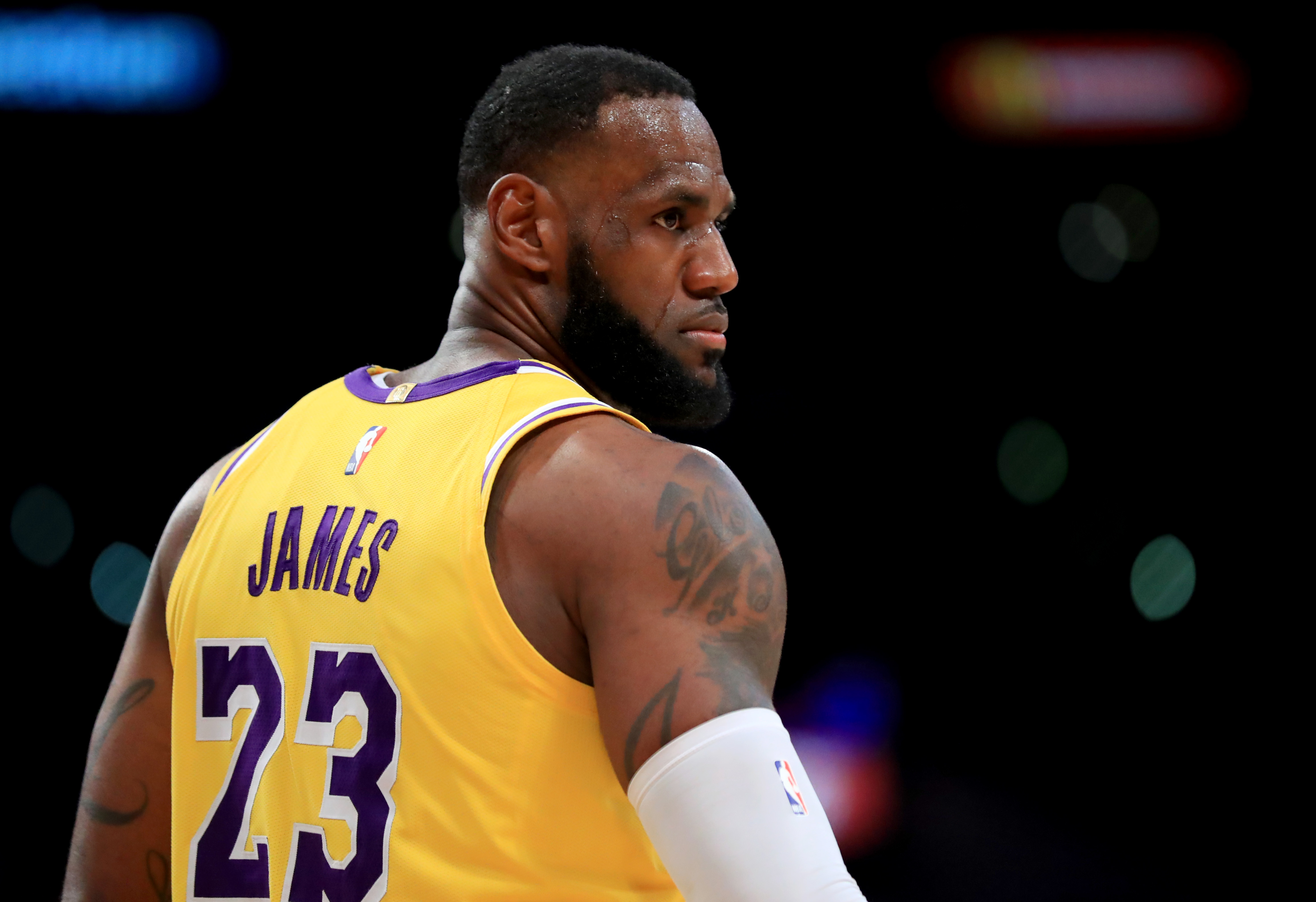 网红“小溥仪”现场观战北京国安比赛，与张稀哲合影留念（网红“小溥仪”亲临现场观战北京国安，与张稀哲合影）