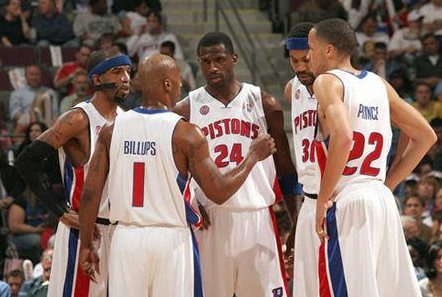 替补球员关键时刻助球队锁胜（替补球员末段发威锁定胜局）