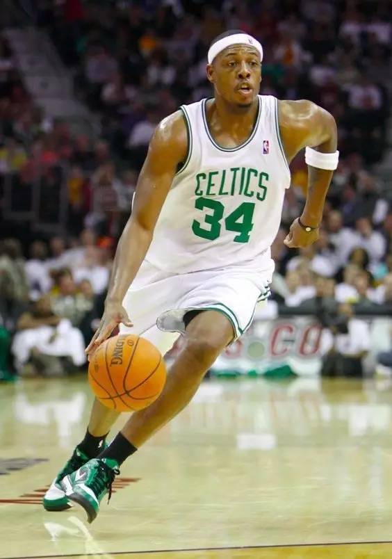 米兰老照片展示埃瓦尼风采（米兰旧影再现埃瓦尼风华）